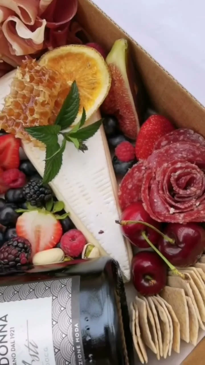 Caja de pastoreo con brie, panal, rosa de salame y frutos rojos