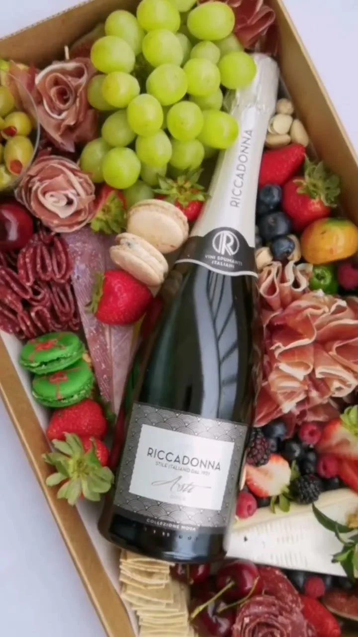 Caja con espumante y macarons