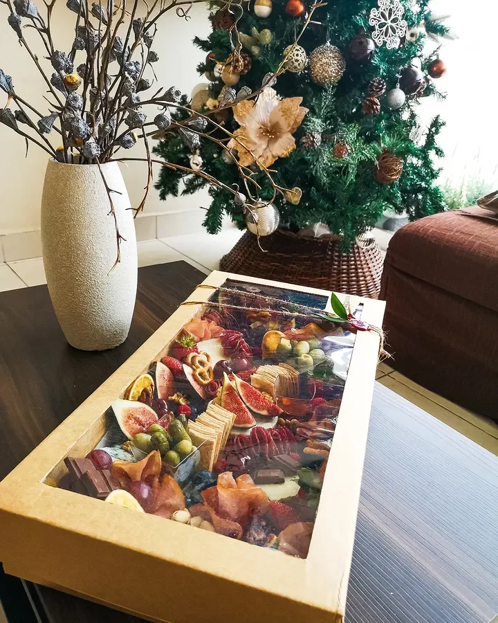 Caja de pastoreo servida sobre una mesa decorada