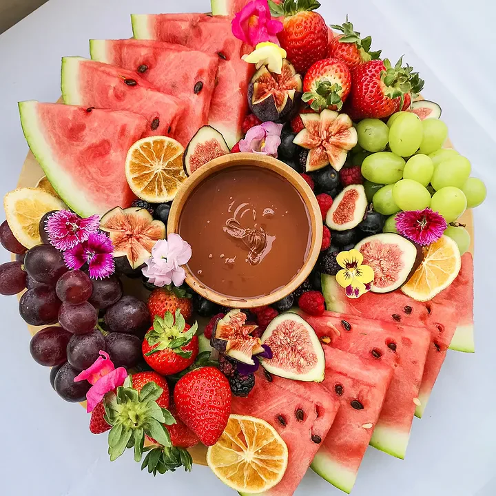 Tabla de frutas frescas con dip de chocolate al centro